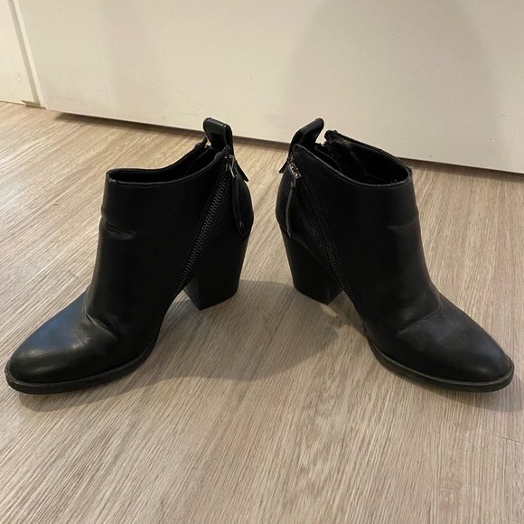 Lexi & Abbie | Black Heeled Booties with side zipper | Size 7 - Picture 3 of 6